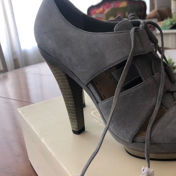 COACH HEEELS - Picture 2 of 6